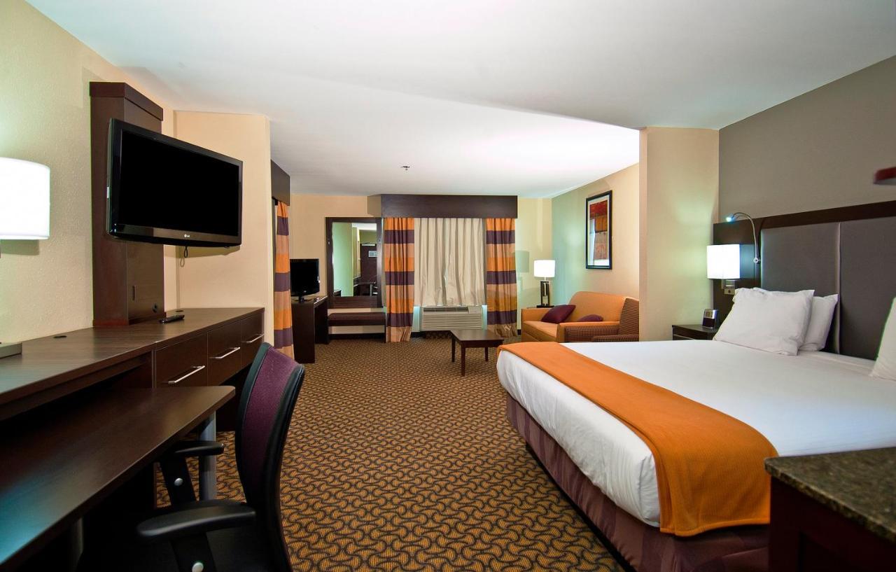 Holiday Inn Express & Suites Jackson/Pearl International Airport Exterior photo